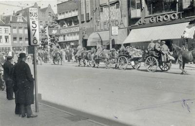 124783 Afbeelding van de intocht van Duitse militairen in de Potterstraat te Utrecht aan het begin van de Tweede ...